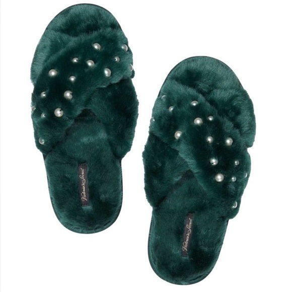 criss cross faux fur slides